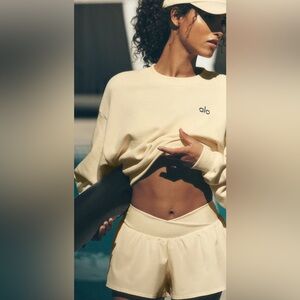 ALO V-Cut Running Shorts Limited Candlelight Yellow- size XS